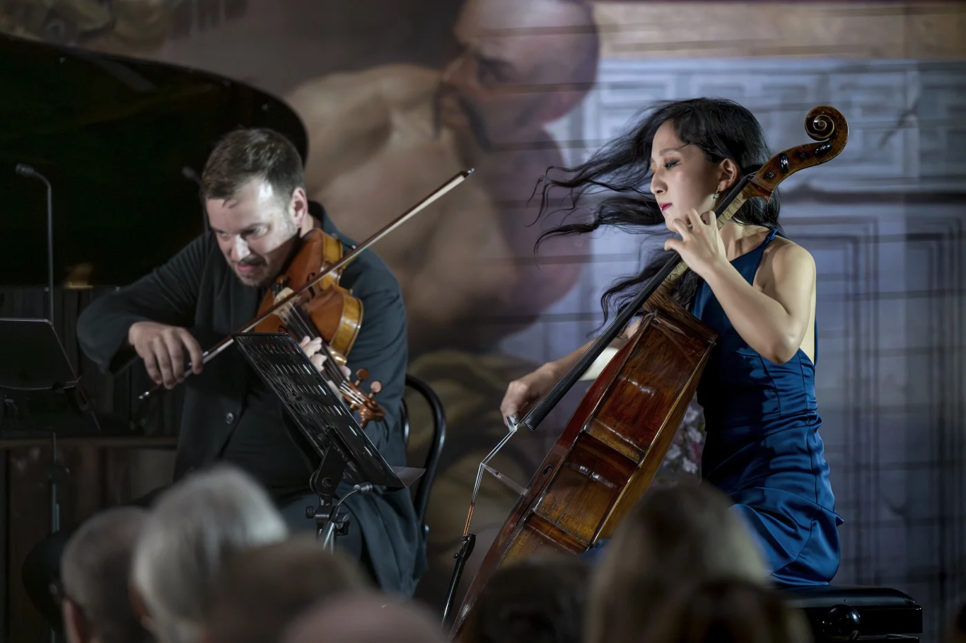 Jiří Kabát performing with a cellist