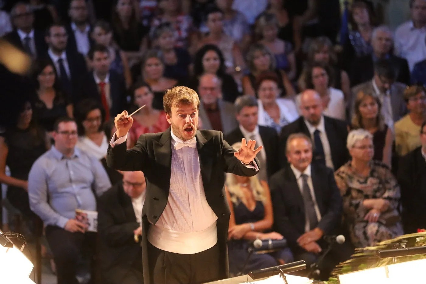 Jiří Kabát conducting in front of a full audience