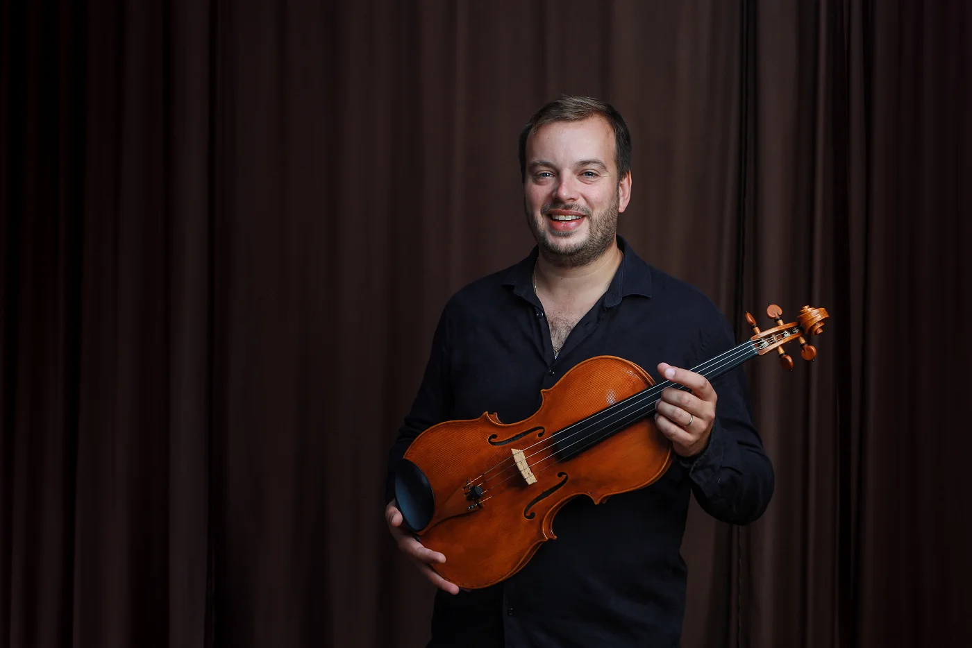 Jiří Kabát with his viola, smiling