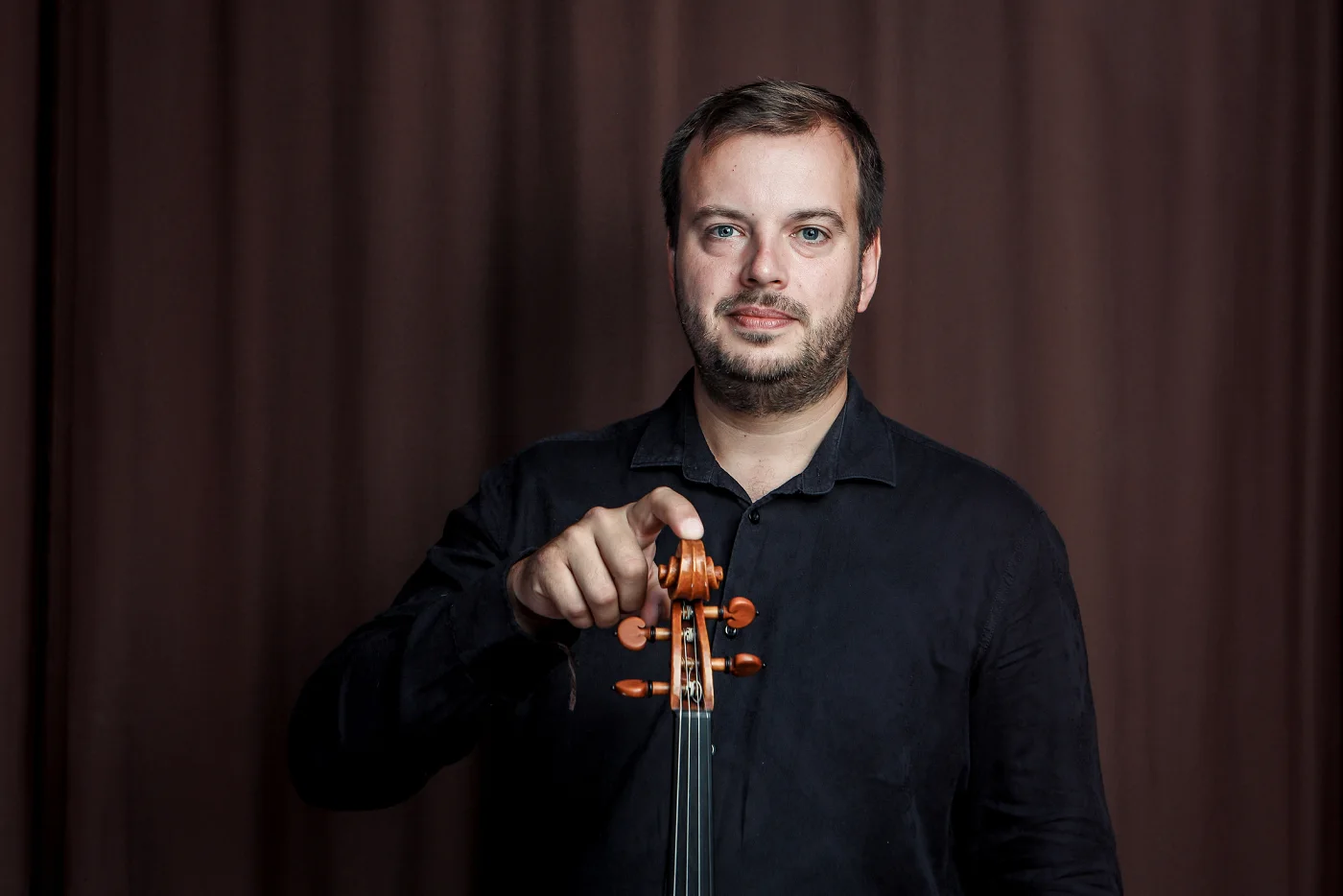 Jiří Kabát holding his viola by the neck