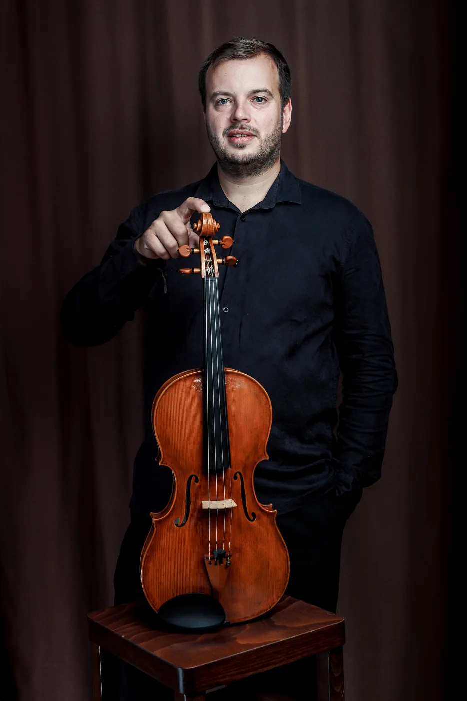 Jiří Kabát with his viola resting on a stool