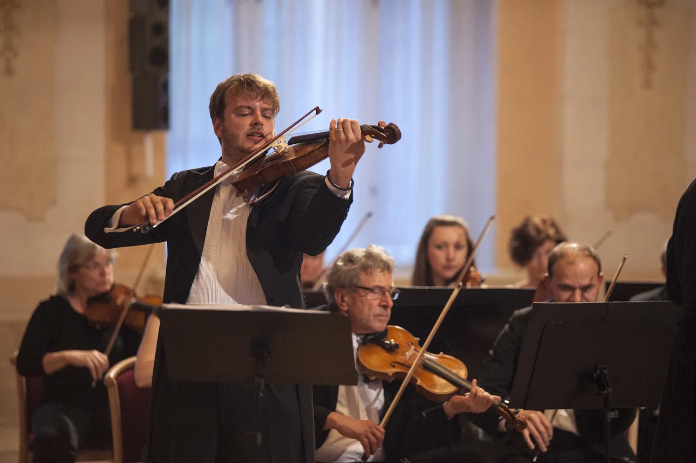 Jiří Kabát playing the viola with a chamber orchestra