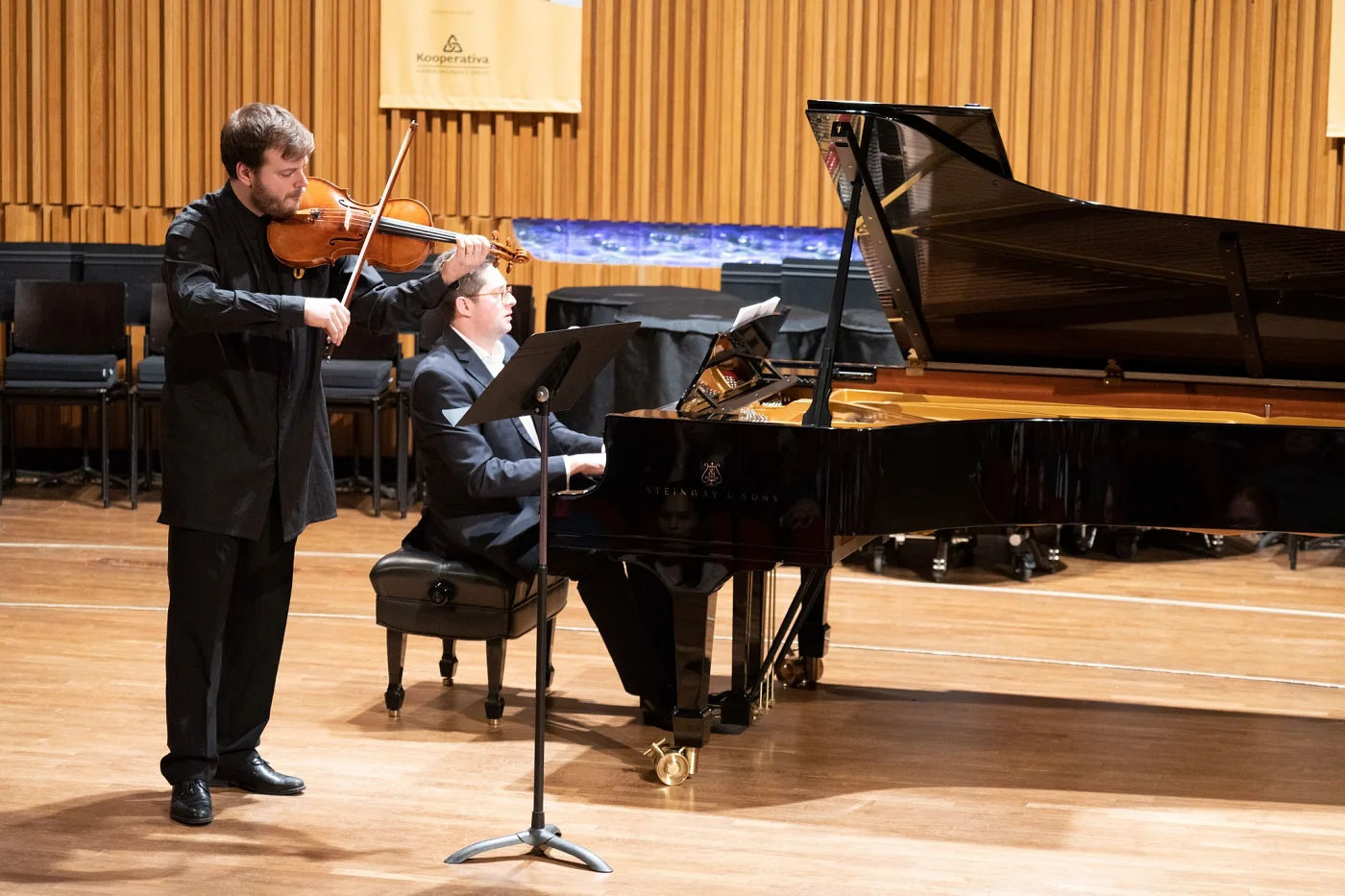 Jiří Kabát and a pianist on stage